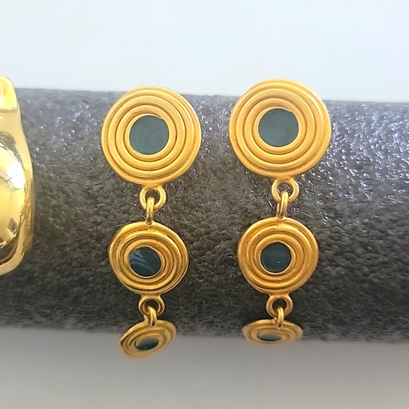 Bundle of 6 Goldtone Earrings - Picture 3 of 8